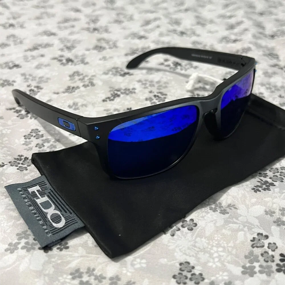 Oakley Men's Black and Blue Sunglasses - Picture 7 of 12